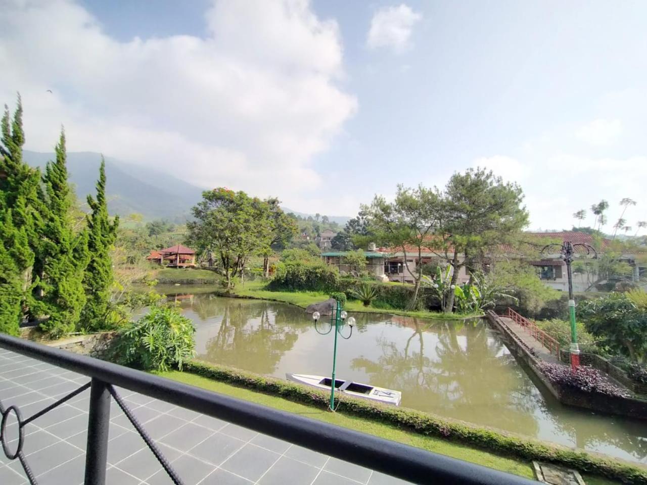 Villa Bukit Danau Lot 14 Cinengangirang Dış mekan fotoğraf